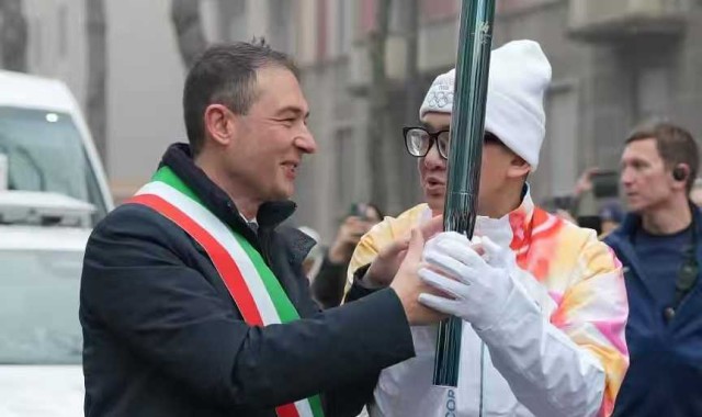 开云下载-连线米兰冬奥会上的中国火炬手：我亲吻了奥运火炬