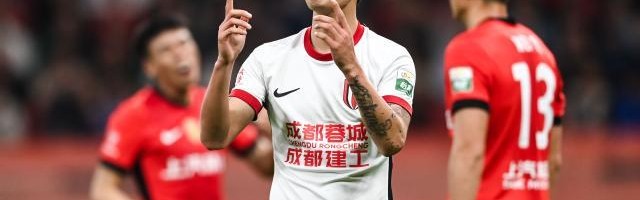 开云-以硬碰硬掀翻海港！成都蓉城上海滩扬威直追申花