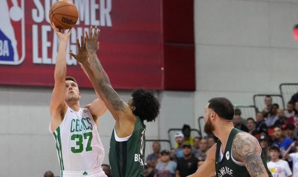 绿军雄鹿夏联激烈如抢七 “外卖小哥”也能命中绝杀