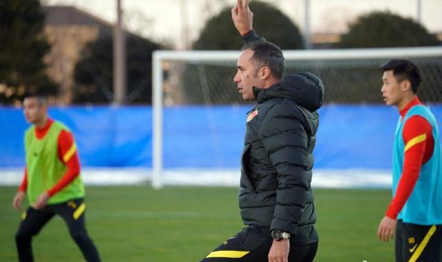 开云-国足助教佩普进入角色 抵达日本首练就上大量课