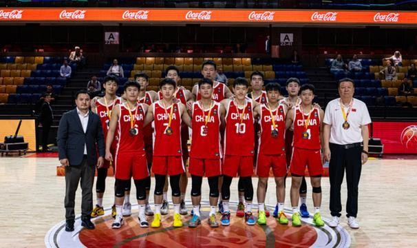 开云下载-两次都输澳大利亚男篮，但中国男篮把“会打硬仗”带回来了